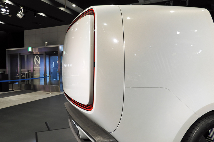 テールゲートはこの切り欠きから開口する想定だが、「上に開く方式にするか、横開きにするかは、まだ考えていない」とのこと。