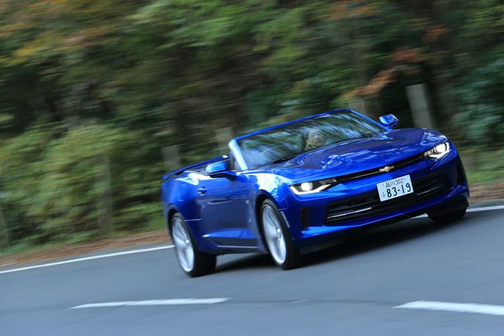 キャデラックの「ATS」や「CTS」などと同じ、アルファアーキテクチャーをベースに開発された現行型「カマロ」。従来モデルよりひとまわりコンパクトとなったボディーサイズとも相まって、大幅な軽量化を実現している。