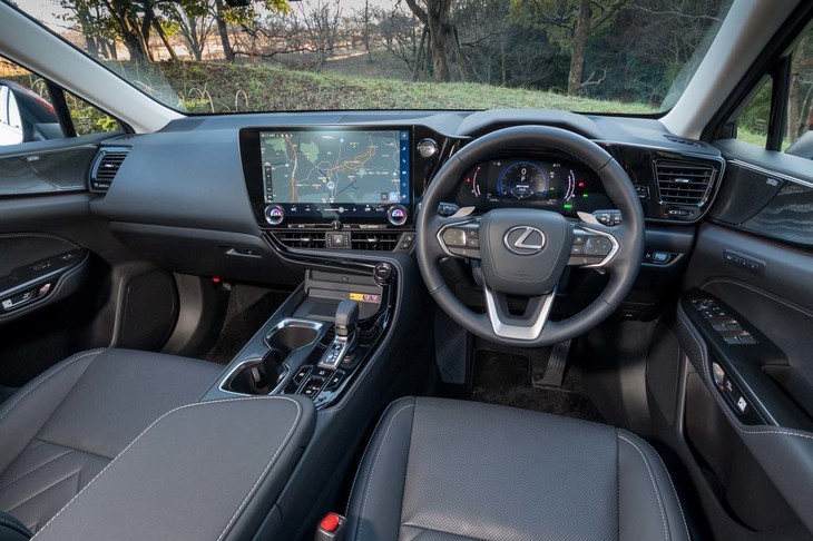 センターの14インチタッチスクリーンが目を引くダッシュボード。“バージョンL”では内装色が4色から選べるが、試乗車は最も地味なブラックをチョイスしていた。