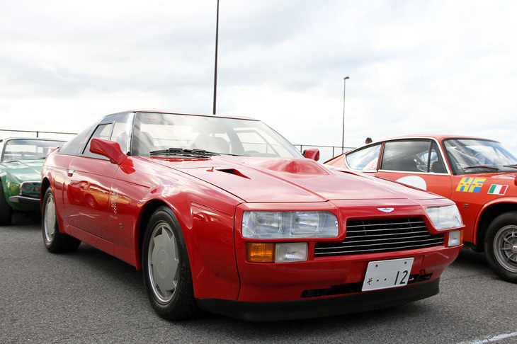 1986年「アストンマーティンV8ヴァンテージ ザガート」。ボンネットのバルジは、4基のダブルチョークウェバーキャブレターをクリアするためのもの。生産台数はクーペが50台、コンバーチブルが25台。