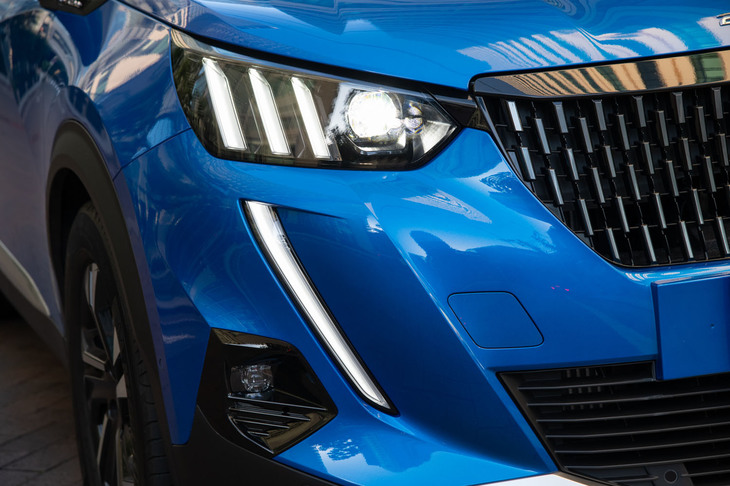 今回の試乗車は、スポーティーな内外装と充実した装備が特徴の「GTライン」。ライオンの3本爪を模したという意匠のフルLEDヘッドランプも、同グレードの特徴である。