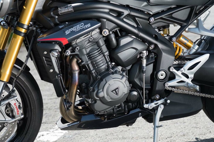 Moto2用レーシングユニットのノウハウが取り入れられたという1160ccの並列3気筒エンジンは、高いアウトプットに加えて、軽量・小型の設計も特徴。トランスミッションにはシフトアップ／ダウンの双方に対応したクイックシフターが装備される。