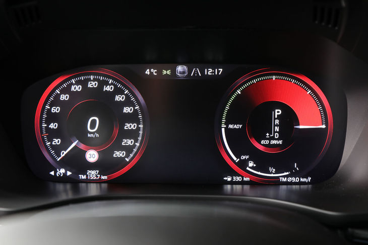 エンジン始動時には、メーターに「R-DESIGN」の文字が浮かび上がるほか、モード切り替えによって、メーターデザインを「R-DESIGN」専用のものに変更できる。