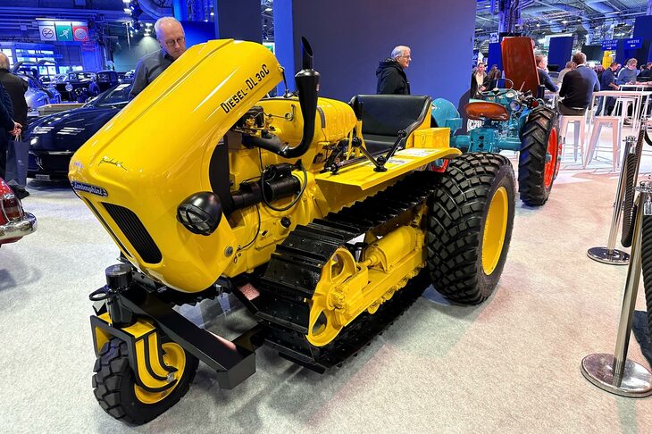アールキュリアルのオークション内覧会場で。1958年「ランボルギーニ・トラクターDL30C」。標準はクローラー走行だが、三輪へのコンバージョンも可能な珍しい仕様である。4万7680ユーロ（約761万円、税・コミッション込み）で落札された。