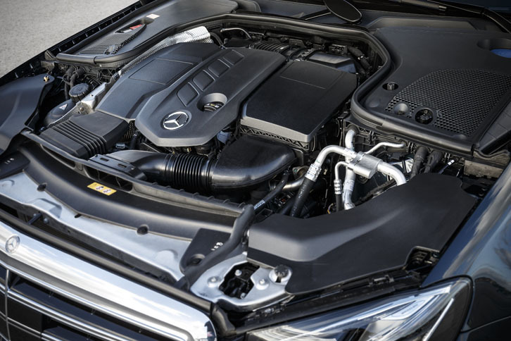 「E220d」に搭載される新開発の2リッター（正確には1950cc）4気筒ディーゼルターボエンジン。194psと40.8kgmを発生する。