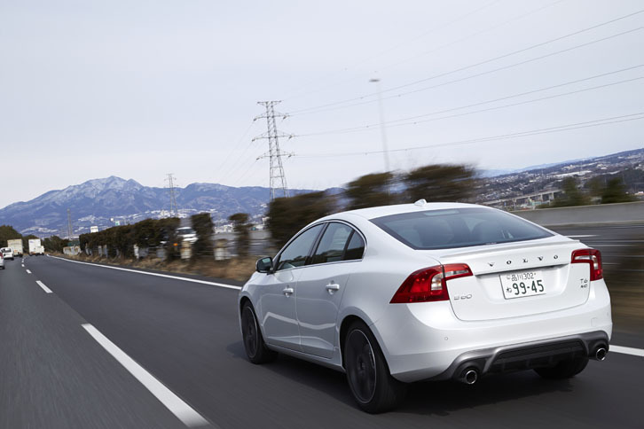 今回の改良により、「S60 T6 AWD R-DESIGN」の燃費はこれまでの8.5km/リッターから13.6km/リッターに改善されている（ともにJC08モード）。