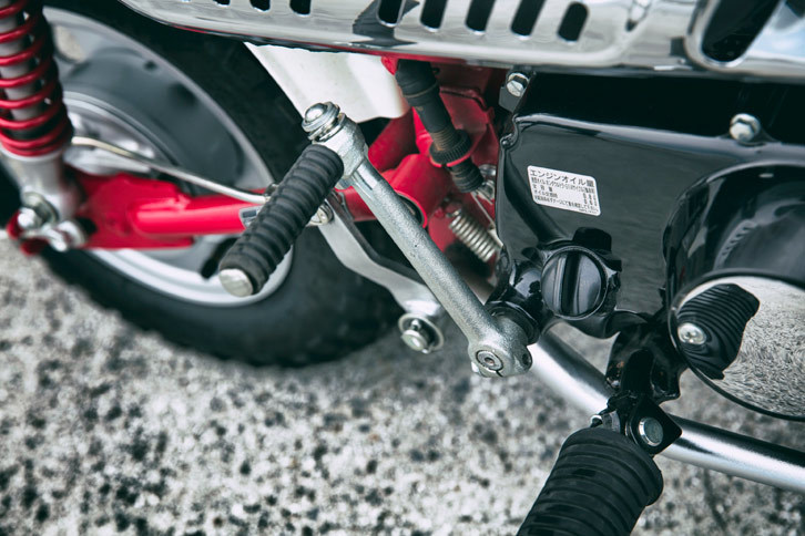 エンジンスタートは古式ゆかしきキックのみ。“デコンプ”などという文明的な機構は備わっていないが、そんなものなくても始動で困ることはない。