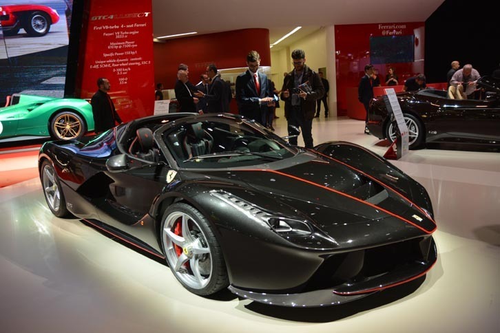 フェラーリの創設70周年を記念する限定モデル「ラ・フェラーリ・アペルタ」。