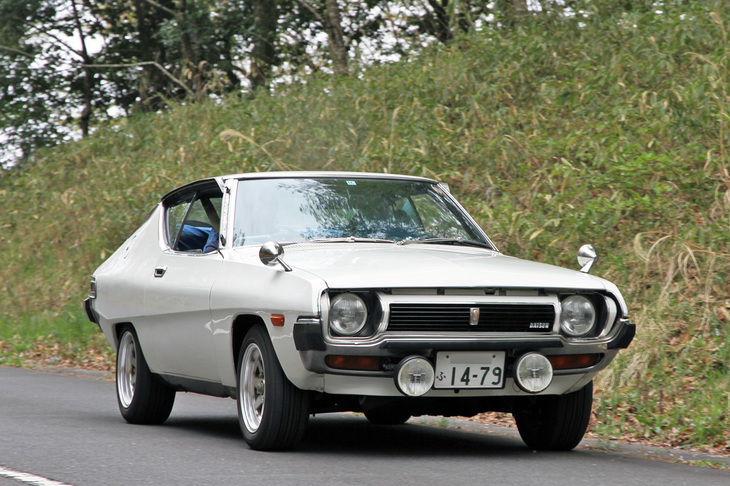 1977年「日産シルビア」。ロータリーエンジン搭載車として企画されたものの、石油危機によりロータリーが開発中止されたため、レシプロエンジン（L18）を搭載して世に出た2代目シルビア。