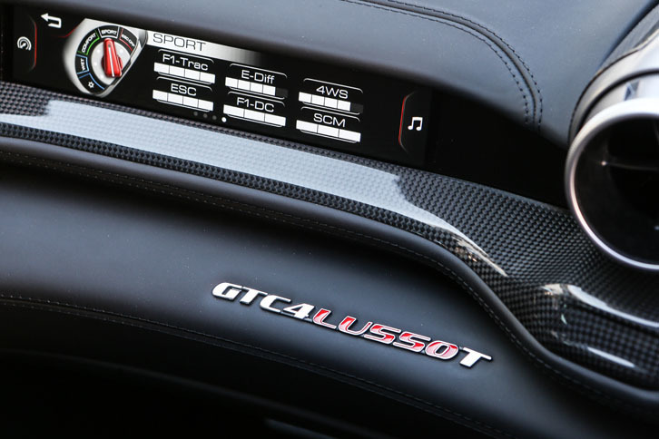 エクステリアに「T」であることを知らせるバッジはない。ダッシュボードの助手席側にのみ「GTC4LUSSO T」と記される。