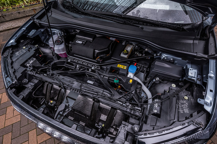 リアアクスルに搭載される駆動用モーターは最高出力204PS、最大トルク310N・mを発生。欧州仕様車の0-100km/h加速は8.5秒、最高速度は160km/hと発表されている。