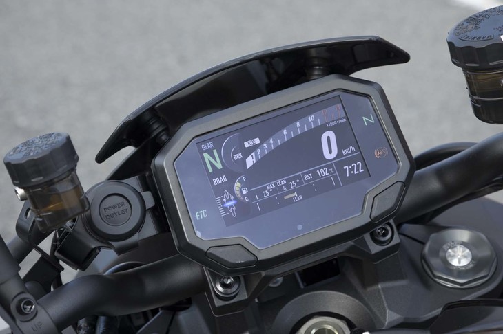 液晶タイプのメーターパネルには、速度や燃費のほか、車体の前後加重や傾斜角も表示される。