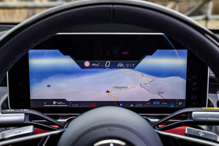 今回の試乗車には、車間を自動で維持する「アクティブディスタンスアシストディストロニック」の作動状況や、さまざまな警告などを3Dで見やすく表示するオプションの「3Dコックピットディスプレイ」が装備されていた。