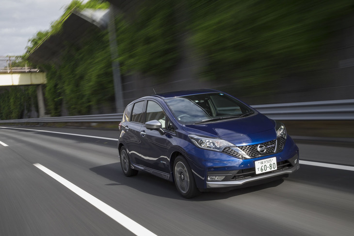 ノーマルの「ノートe-POWER」とは異なるVCM（ビークルコントロールモジュール）が与えられる、オーテックの「スポーツスペック」。スポーティーな加速感および減速感が得られるようにチューニングされている。