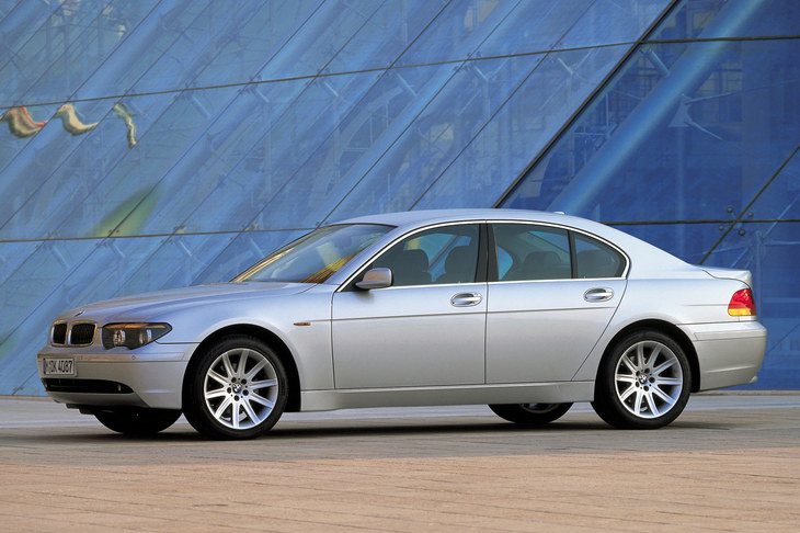 クリス・バングルが手がけた4代目「7シリーズ」。それまでのBMWとは一線を画す斬新なデザインが、賛否両論を巻き起こした。