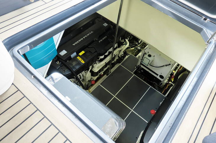 レクサスLY650（エンジンルーム）