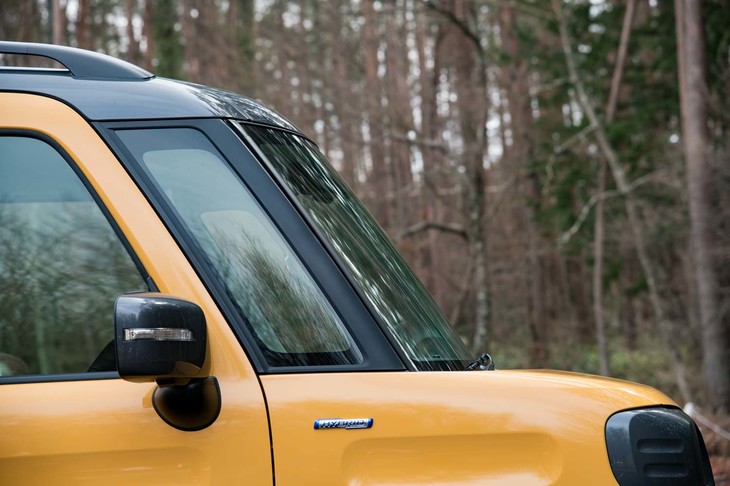 フロントウィンドウの立ったスタイリングだが、左右に湾曲させているためか、走行時の風切り音は気になるほどでもなかった。