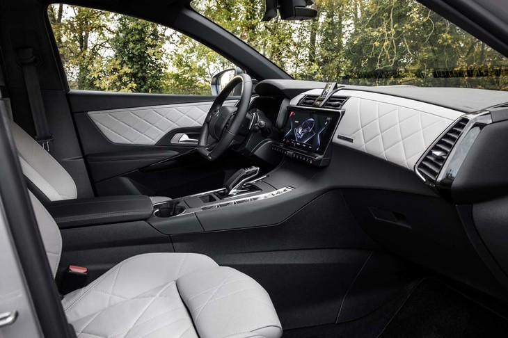 「DS 7クロスバックE-TENSE 4×4」のインテリア。センターコンソールは高めで、コックピット周辺は囲まれ感がある。