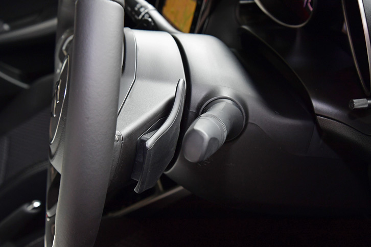 「ハイブリッドRS」の本革巻きステアリングホイールにはシフトパドルが備わる。