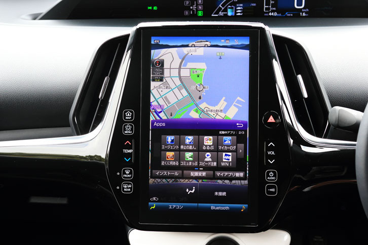 タブレットのように指先を使って直感的な操作ができる、11.6インチの縦型ディスプレイ。ドライブや車両の管理に役立つ専用のアプリケーションも用意される。