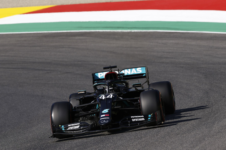 フリー走行ではチームメイトのボッタスに先行されるも、予選Q3になるとしっかりとポールポジションをものにするのがハミルトン（写真）。通算95回目で最多記録更新中。2013年にメルセデスに移籍してきてからは69回目のポールとなる。この数だけでも、歴代2位のミハエル・シューマッハーの通算68回を上回る大記録である。レースではスタートでこそボッタスに抜かれ2位となったが、赤旗中断後の再スタートでトップ奪還に成功。以降は危なげなくレースをコントロールし、今季6勝目を飾った。シーズン前半を終えポイントリードは55点、シューマッハーの最多7冠に並ばんとまい進中。さらに勝利数では、シューマッハーの最多91勝にあと1勝と迫った。もうひとつの大記録更新も時間の問題といえよう。（Photo=Mercedes）