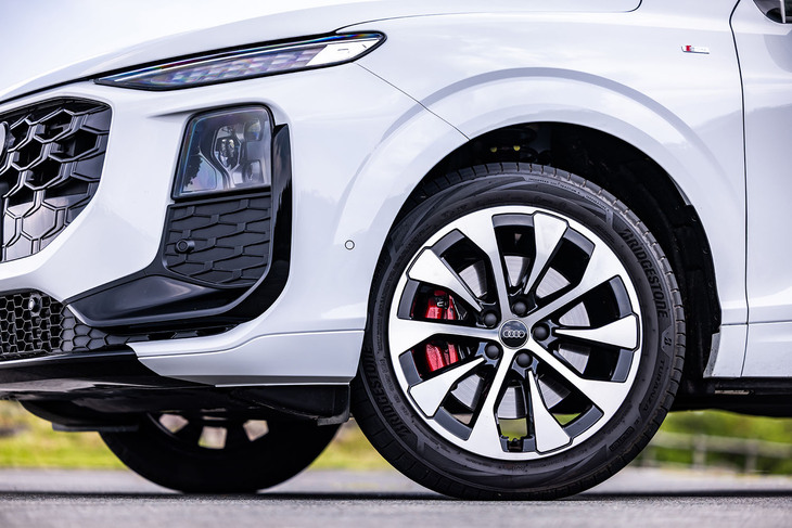 今回の試乗車は19インチの「10スポークエアロデザインブラックポリッシュト」ホイールに、255/45R19サイズの「ブリヂストン・トランザ6」タイヤを組み合わせていた。