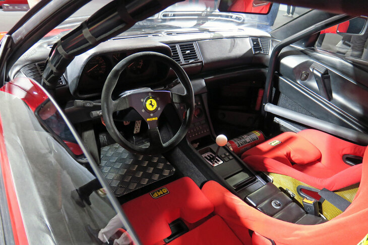 窓が開いていたので中を拝見。当時は今日のような電子制御はなく、トランスミッションもコンベンショナルな3ペダル＋HパターンのMT車でレースをしていたのだ。