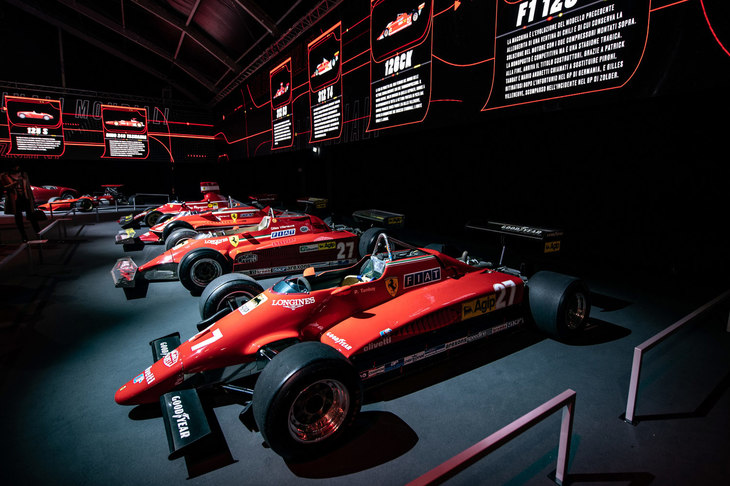 会場に並べられた歴代のF1マシン。フェラーリオーナーの憧れといえば、今も昔もF1にとどめをさす。