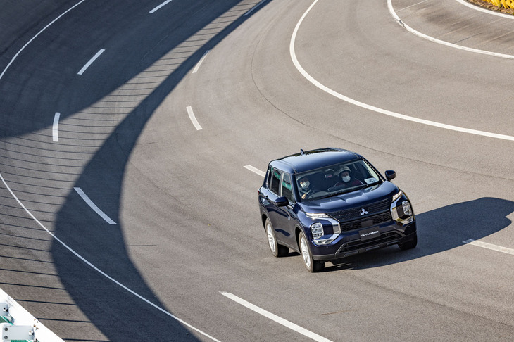 高速周回路を行く新型「アウトランダー」。「パワー」「ターマック」など、パワフルに走るためのドライブモードも多彩。