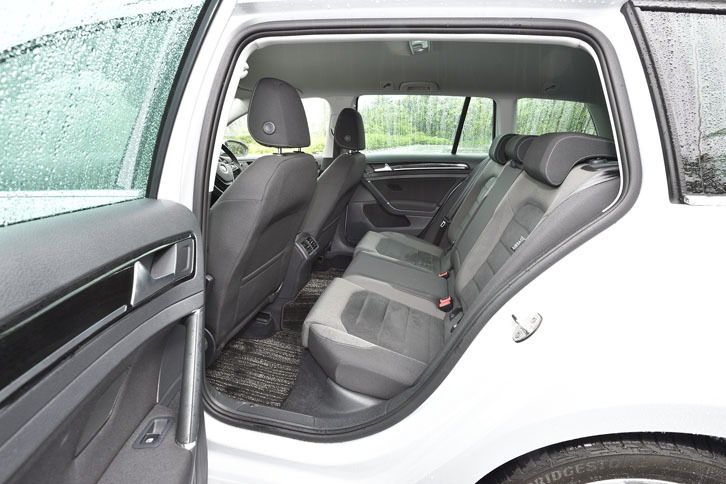 こちらは「ゴルフヴァリアントTSIハイライン」の後部座席。居住性については、ハッチバックの「ゴルフ」とほとんど変わらない。