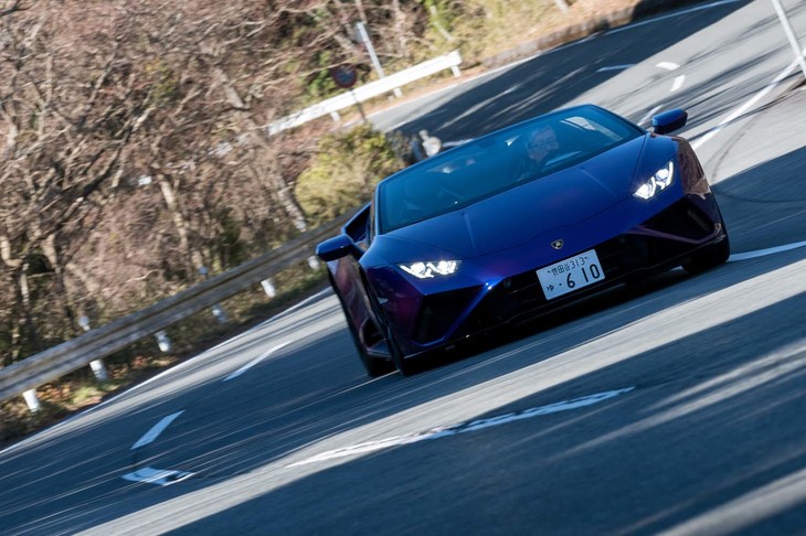 4WDモデルとは異なり後輪操舵システムを搭載しないため、より自然な感覚でコーナリングを楽しめる。