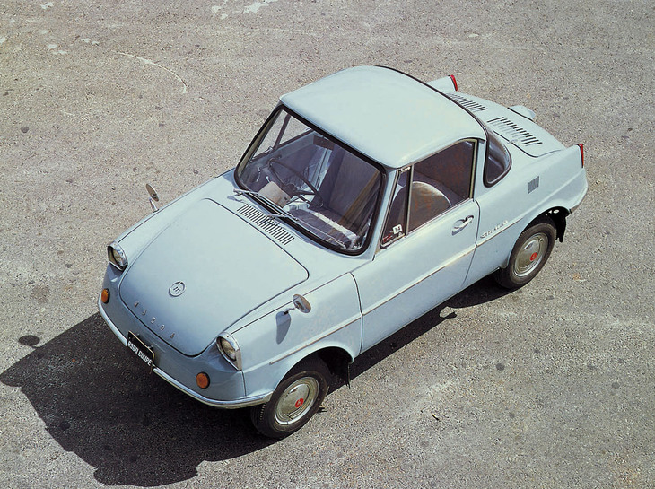 1960年「マツダR360クーペ」。2＋2クーペボディーの後端に16PSを発生する356cc空冷V型2気筒OHVエンジンを搭載。4段MTに加え2段AT仕様も用意された。