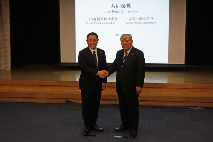 握手を交わすトヨタ自動車 豊田章男社長（左）と、スズキの鈴木 修会長（右）。