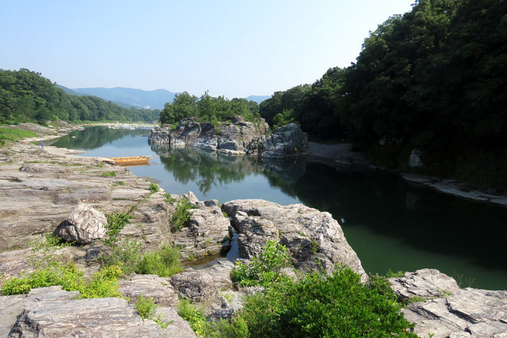長瀞といえば荒川渓谷、そしてライン下りだが、記者としては岩畳の散策の方が萌えるし燃える。岩山にガシガシ踏み入っていく時の心持ちは、まさにいたずら小僧のそれである。
