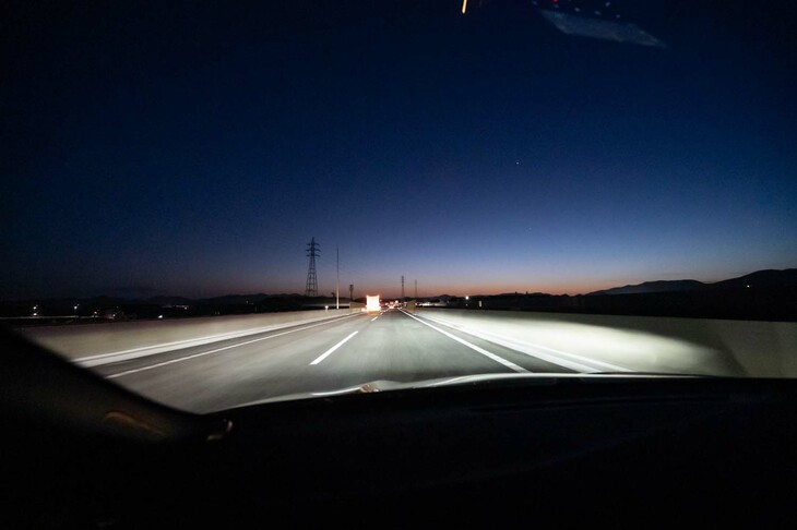 いつしかとっぷりと日が暮れる。これはおそらく神戸のあたりを走行しているところ。