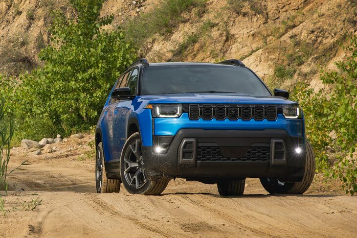 北米のみならず、他の市場でも高い利益率でもってステランティスを支えているジープ。しかしそのラインナップは、小さいものから大きいものまで、安いものから高いものまでギュウギュウに詰まっている。新しい車種を割り込ませても、食い合うだけではないか？