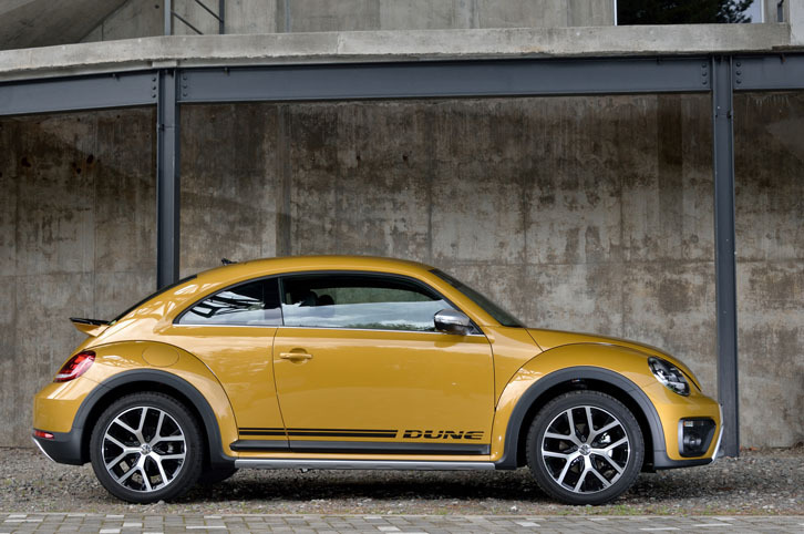 最低地上高と全高は、ともに、標準の「ザ・ビートル」に比べて15mm高くなる。ホイールハウスを囲むモールやサイドのストライプは、専用のドレスアップアイテム。