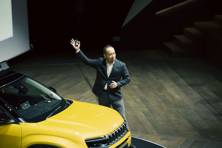 「ジープ・アベンジャー」の発表イベントで、ブランドプレゼンテーションを行ったステランティス ジャパンのブランドジェネラルマネージャー新海宏樹氏。