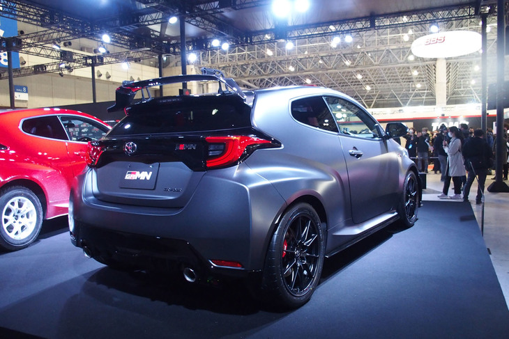 “サーキットパッケージ”には、軽量で高剛性なカーボン製のエンジンフードやルーフ、リアスポイラーなどが標準で装備される。