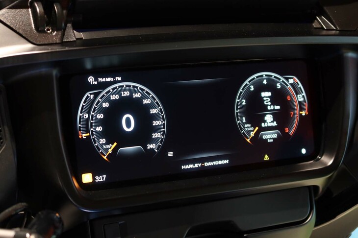 計器盤はフル液晶タイプに変更。カーナビのマップを画面いっぱいに表示することもできる。