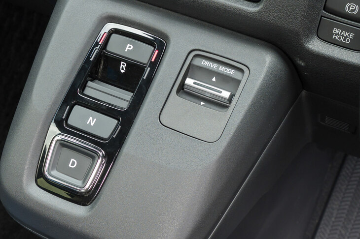 センターコンソールに備わるツマミ式のドライブモードセレクターと、ホンダの電動車ではおなじみのスイッチ式シフトセレクター。