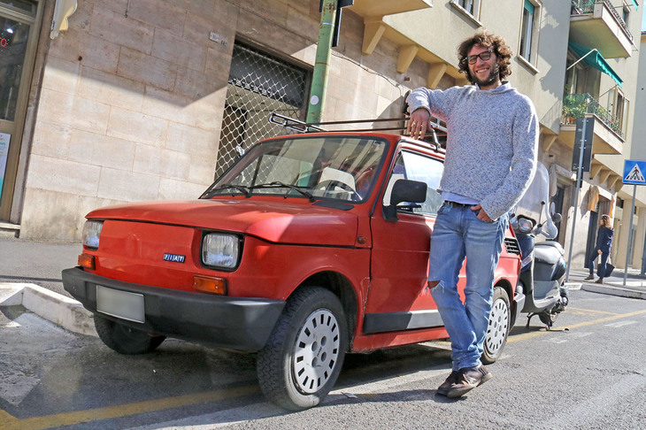 今回は2022年でデビュー50周年を迎えた「フィアット126」について語る。シエナでワインショップを営むジャコモさんの愛車はポーランド工場製である。