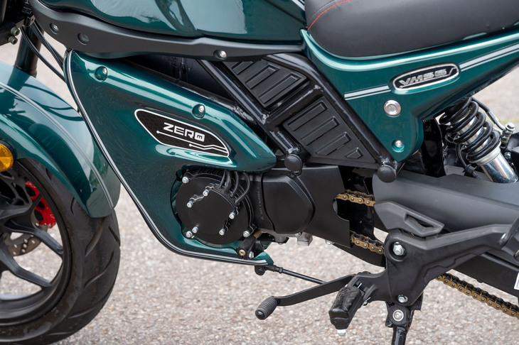 モーターのアウトプットは定格出力1.0kW、最高出力6.0kW。最大トルクは驚異の280N・m！ ……とされているが、計測方法などが異なるので一概にエンジン車とは比べられない。4段のセミATとチェーンを介して後輪を駆動する。