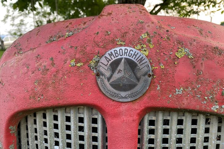 エンブレムは闘牛マークが考案される以前のもの。FLCはFerruccio Lamborghini Centoのイニシャルである。