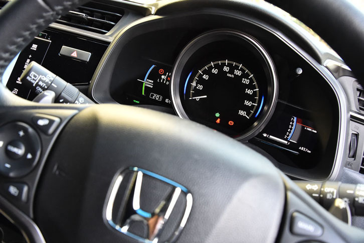 視認性に優れるカラー表示のメーターパネル。中央に速度計が配される。