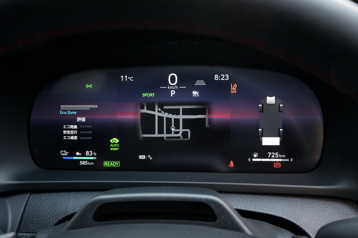 メーター表示はカスタマイズにも対応。左、中央、右の3カ所にそれぞれ好みの項目を表示できる。これは左からエコ運転指標、マップ、エネルギーフローを設定した。