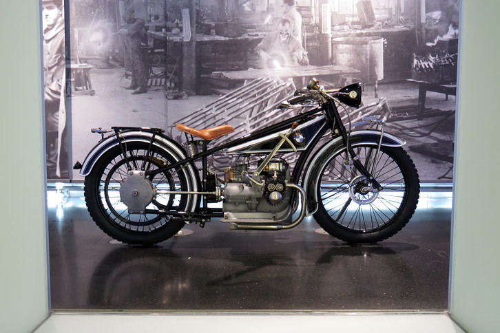 1923年から1926年にかけて生産された、BMWにとって初の二輪車である「R32」。エンジンはフラットツイン、動力伝達はシャフトドライブと、今日に受け継がれる技術がすでに見受けられる。