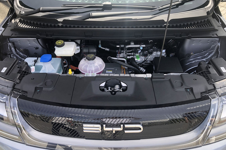 バッテリー容量が44.9kWhの「ドルフィン」は、最高出力95PS（70kW）、最大トルク180N・mという実力。V2H、V2Lにも対応しており、アウトドアレジャーや非常時に車両から電気を取り出すことが可能だ。