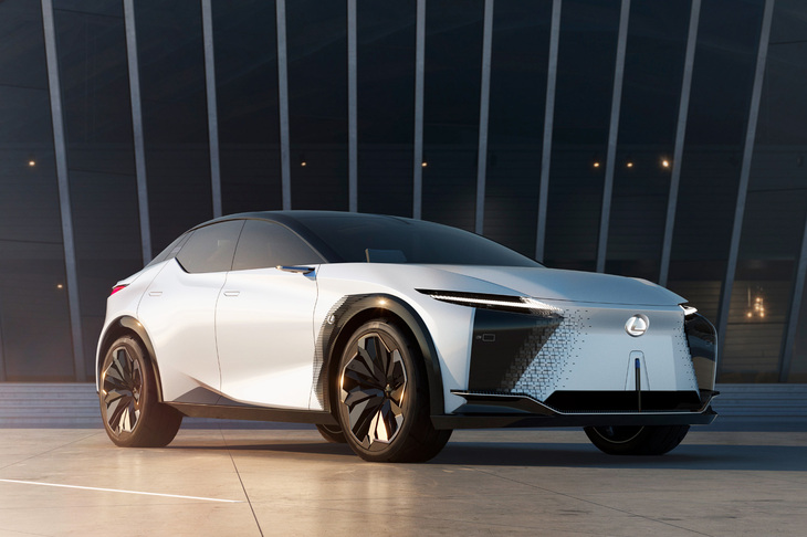 フロントマスクを立体的な造形として、ボディーの立体をかたちづくる構成要素とした「スピンドルボディー」。2021年発表のコンセプトモデル「レクサスLF-Zエレクトリファイド」で初めて提唱され、順次市販モデルに取り入れられていった。