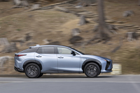 電池とモーターの変更に合わせてシャシーのセッティングも最適化。従来型も乗り心地に優れたクルマだったが、さらに洗練された印象だ。